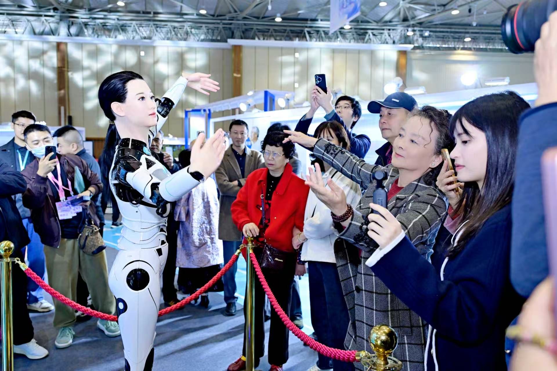 “智享未來——保姆機器人大會”成都智慧康養機器人展演在成都啟幕